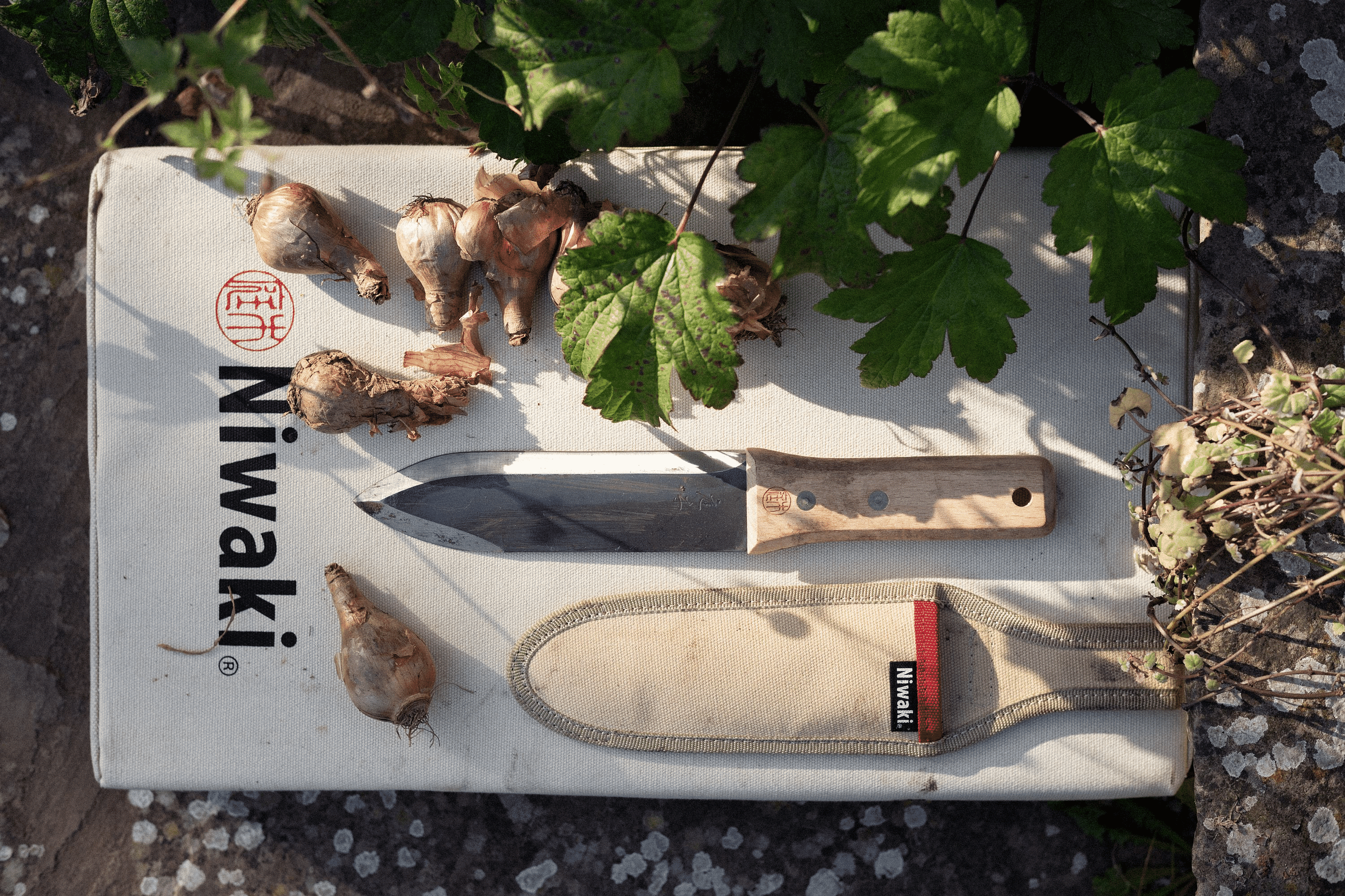Niwaki: Hori Hori Pro Weeding Trowel with Holster