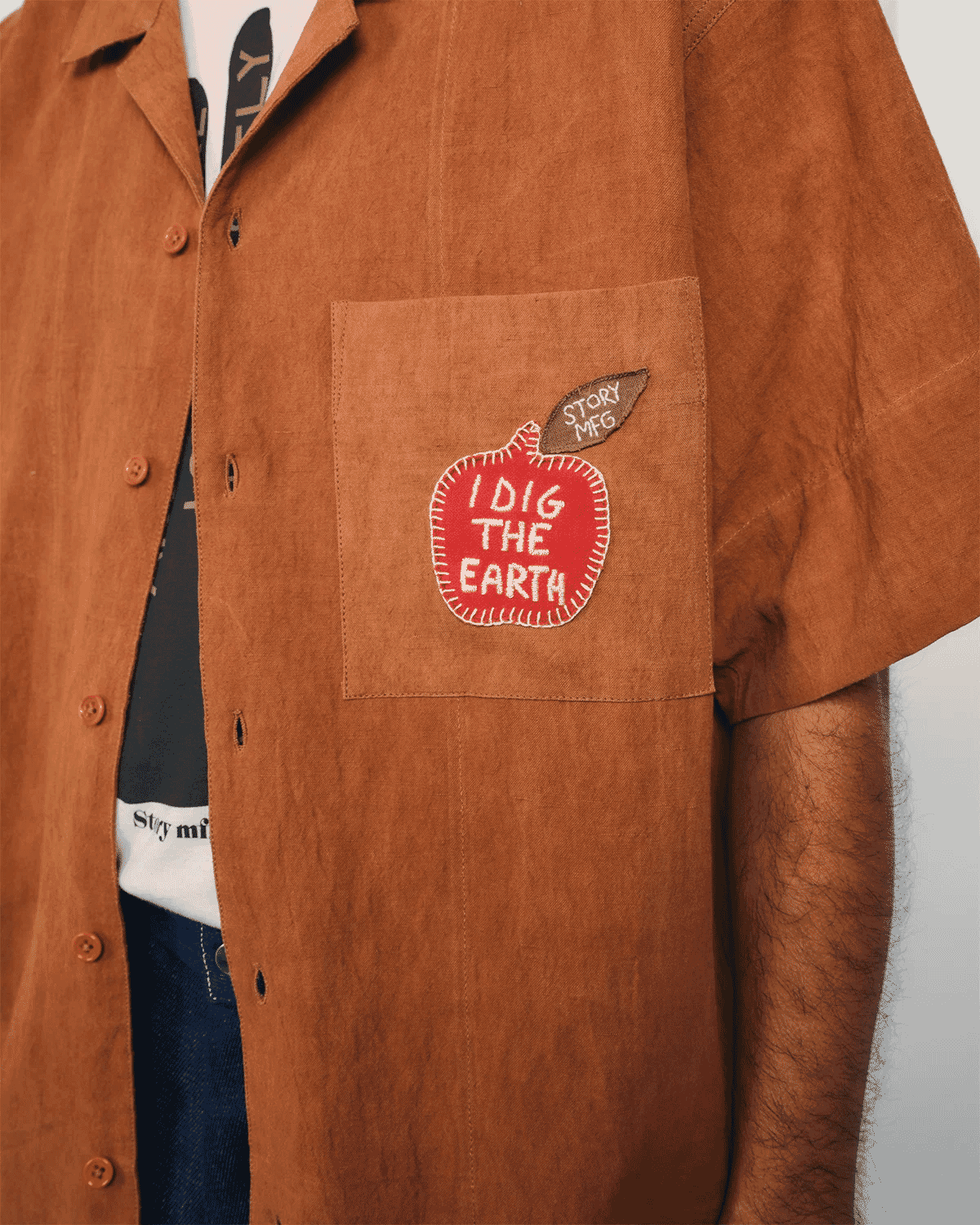 Story mfg.: Greetings Shirt Apple