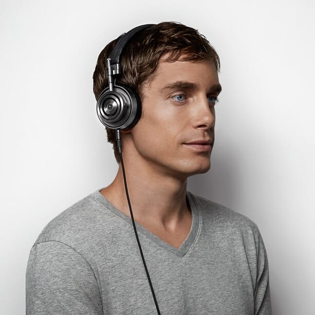 Master-&-Dynamic-M30-black-headphones