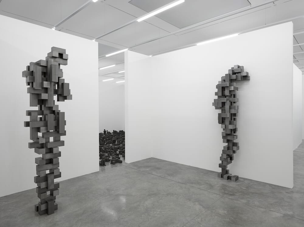 antony-gormley-white-cube-1