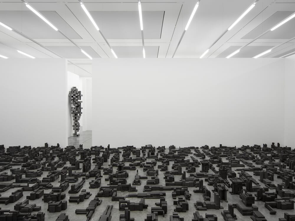 antony-gormley-white-cube-2