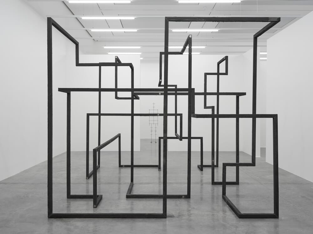 antony-gormley-white-cube-3