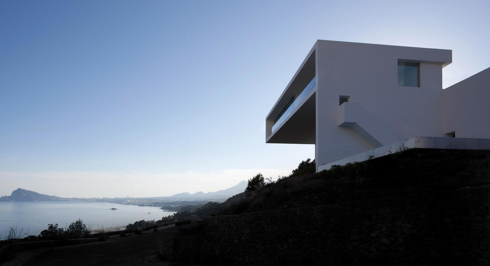 A Modern Minimalist Getaway: House On The Cliff By Fran Silvestre Arquitectos