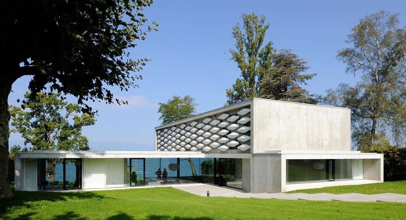 The Perfect Lakeside Escape From AUM Architecture