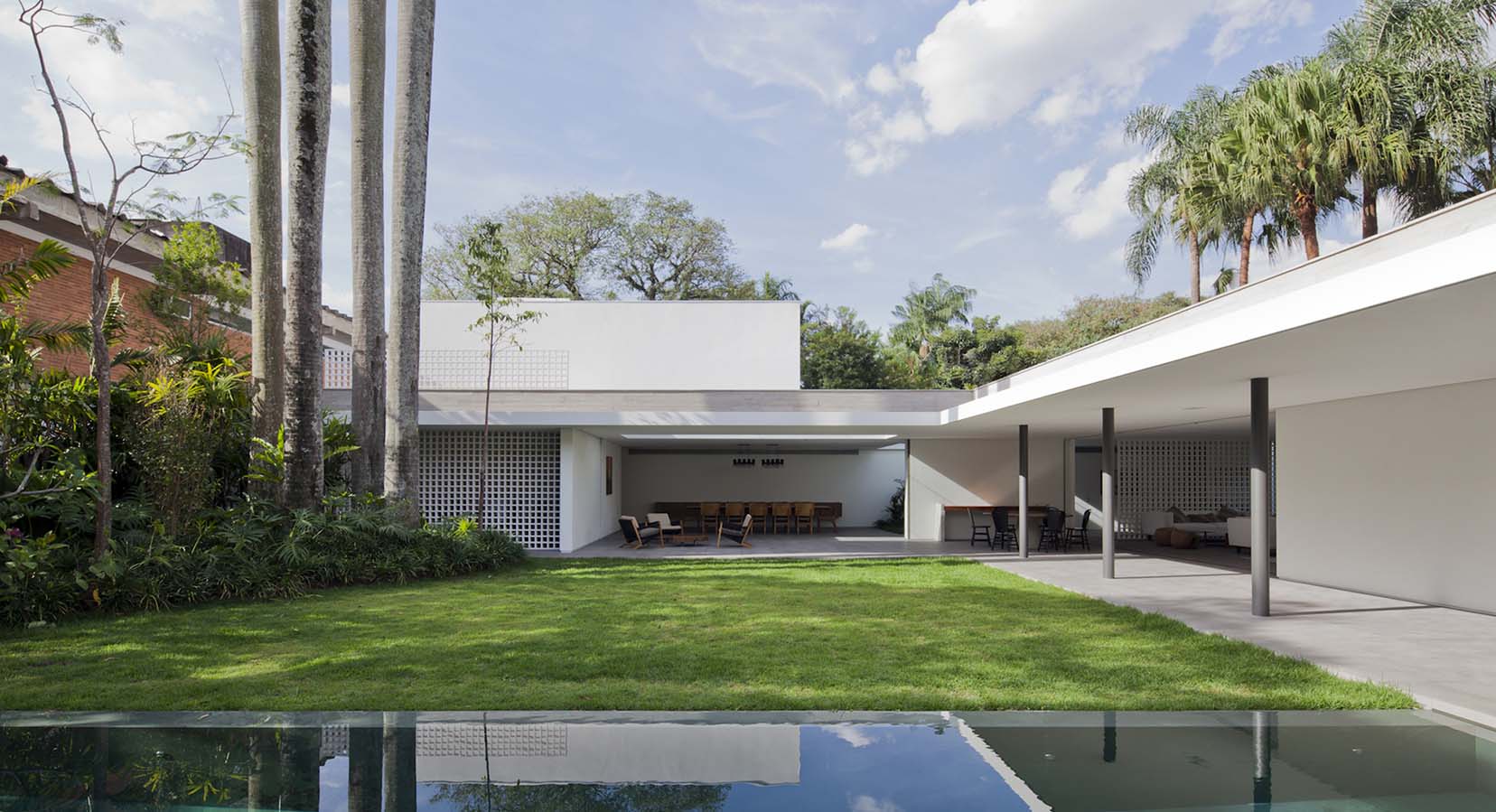 A Haven Of Light And Greenery: Step Inside The Alto de Pinheiros House, Brazil