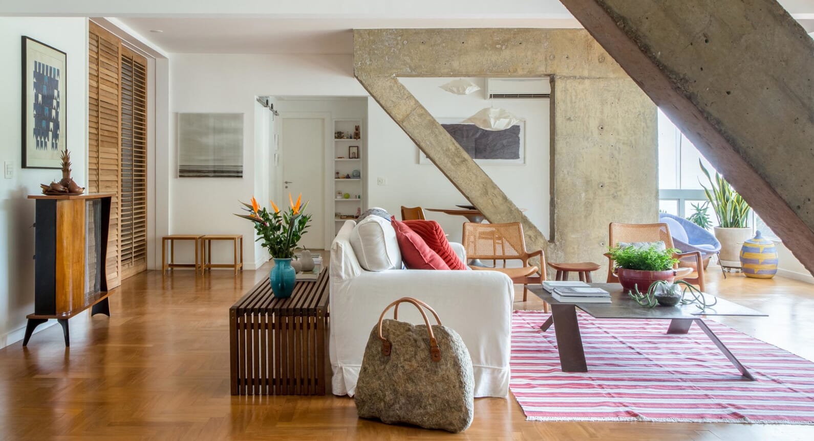 Estudio Chao's Apartment Balcony reveals beautiful concrete beams