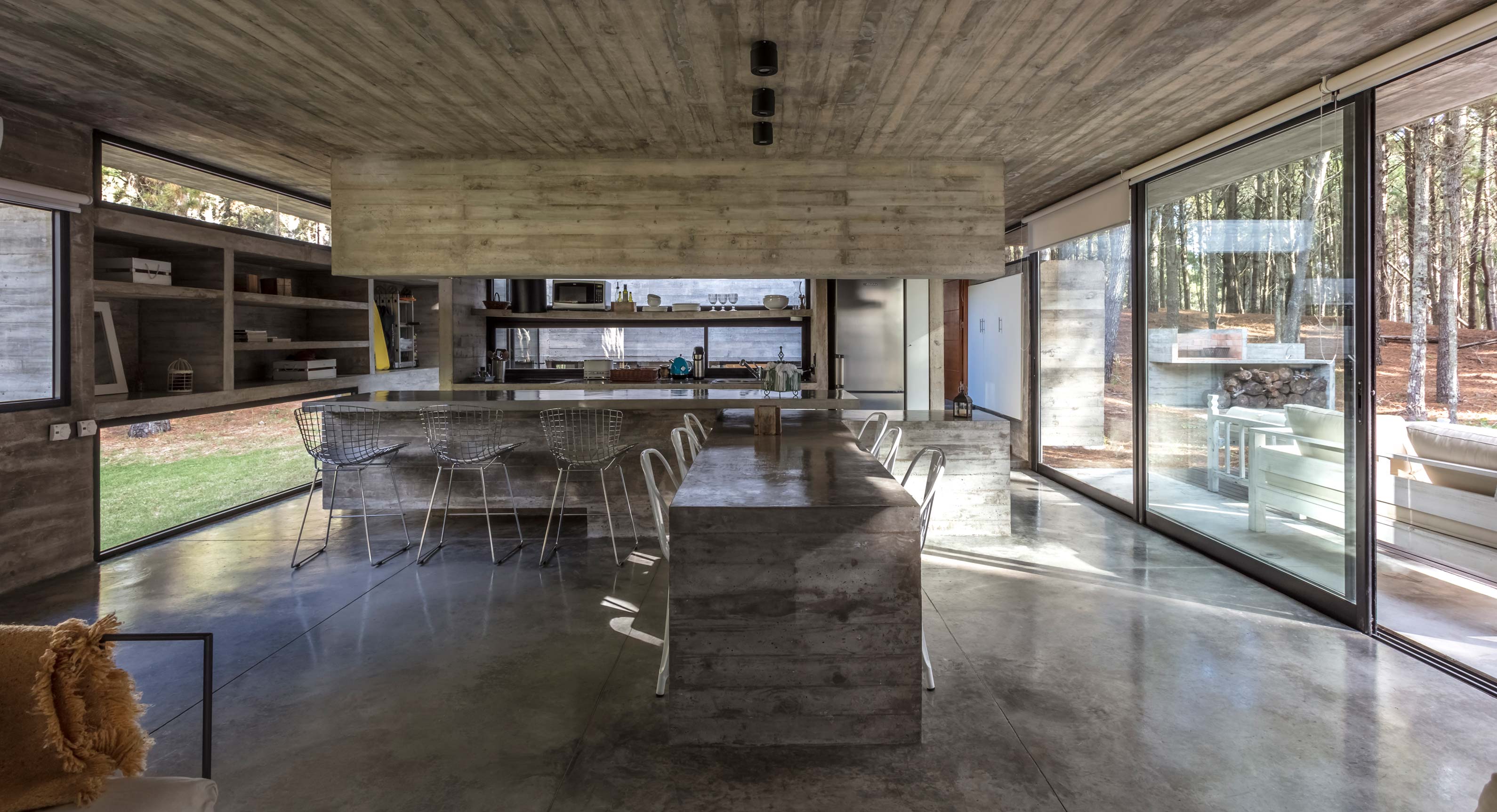 Besonías Almeida Arquitectos’ Concrete Summer House