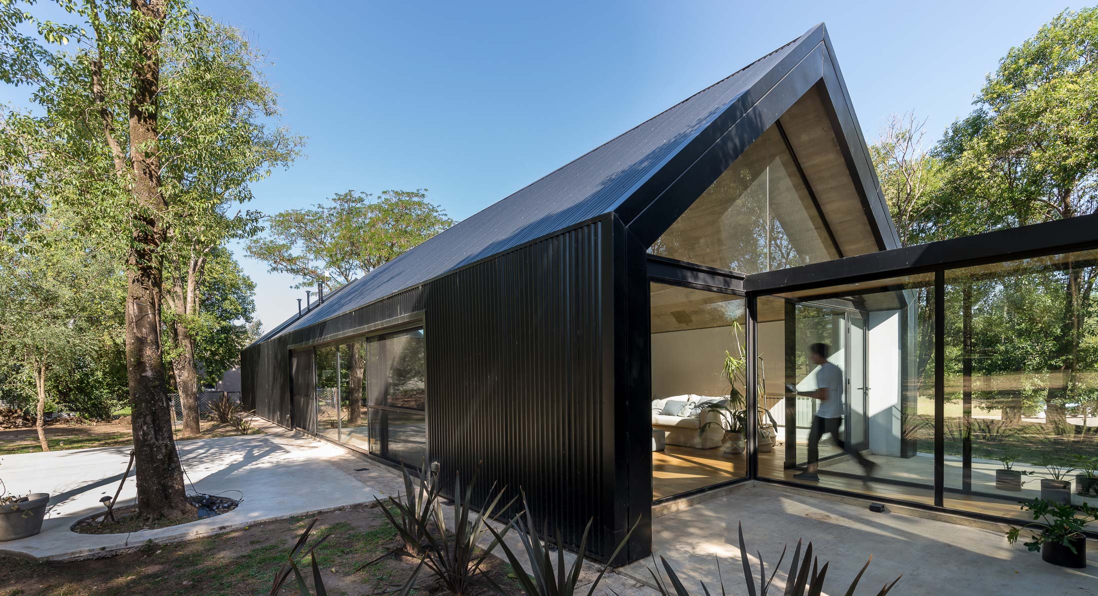 Hidden In The Trees: 'La Negrita' By Morini Arquitectos