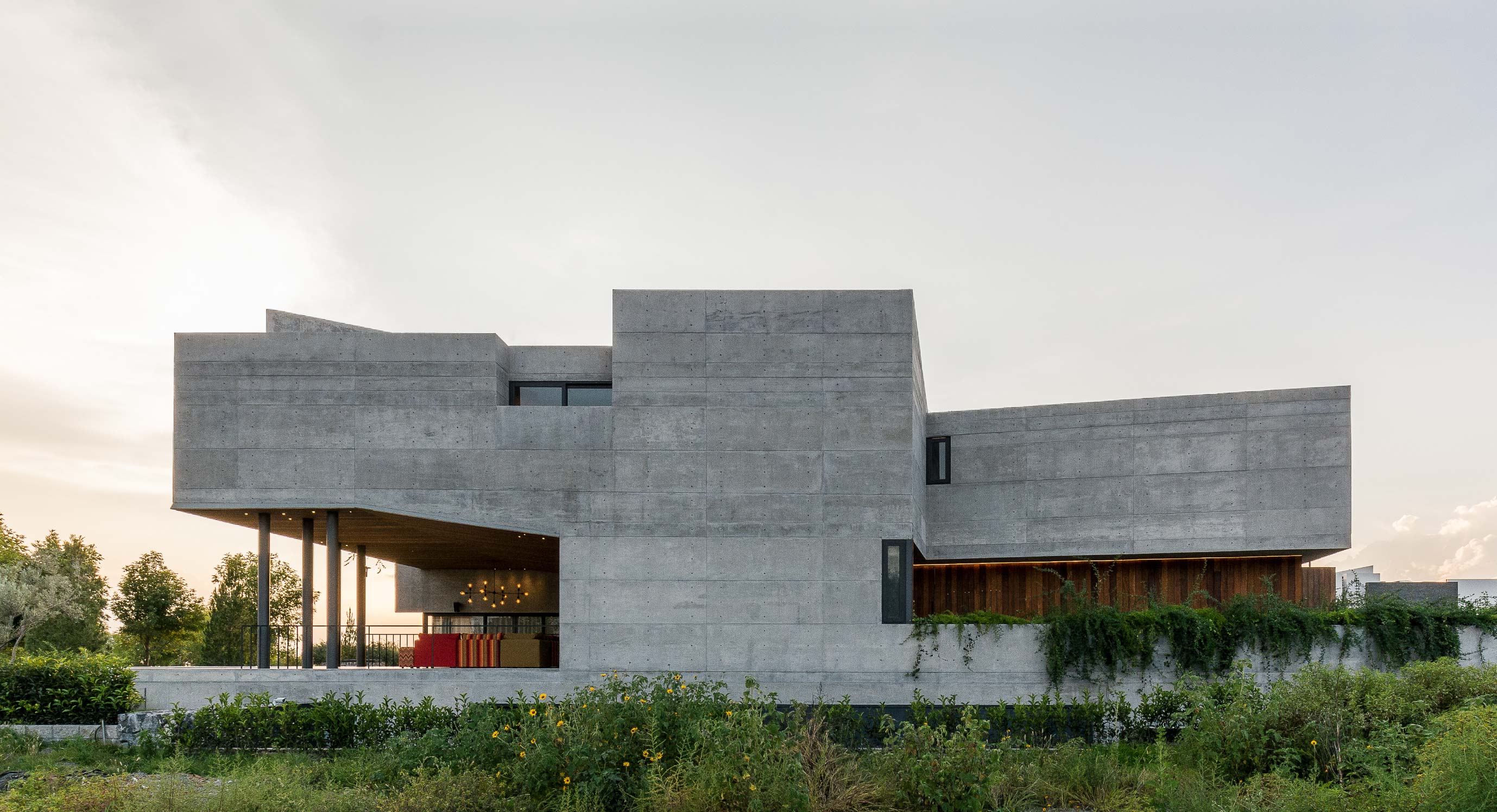 Edouard Reims' DeLunna House Questions Architectural Privacy