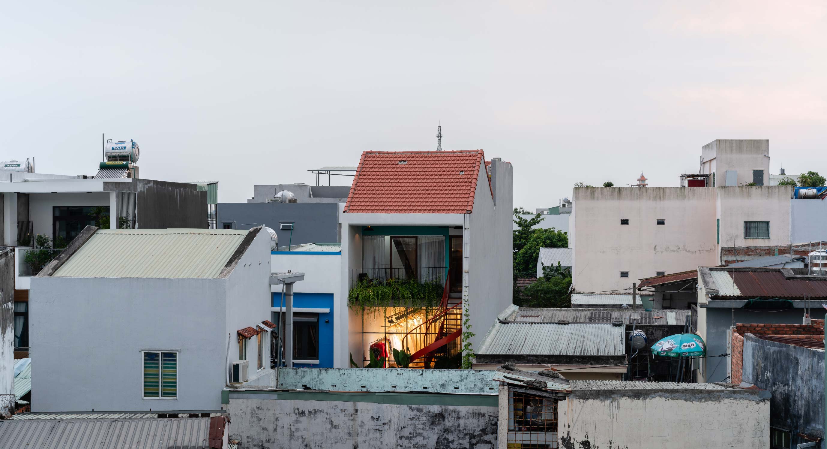 Olwen Studio Seamlessly Combines Studio Space With Private Quarters