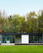 Rival Textures Characterise Upstate New York Weekend Residence