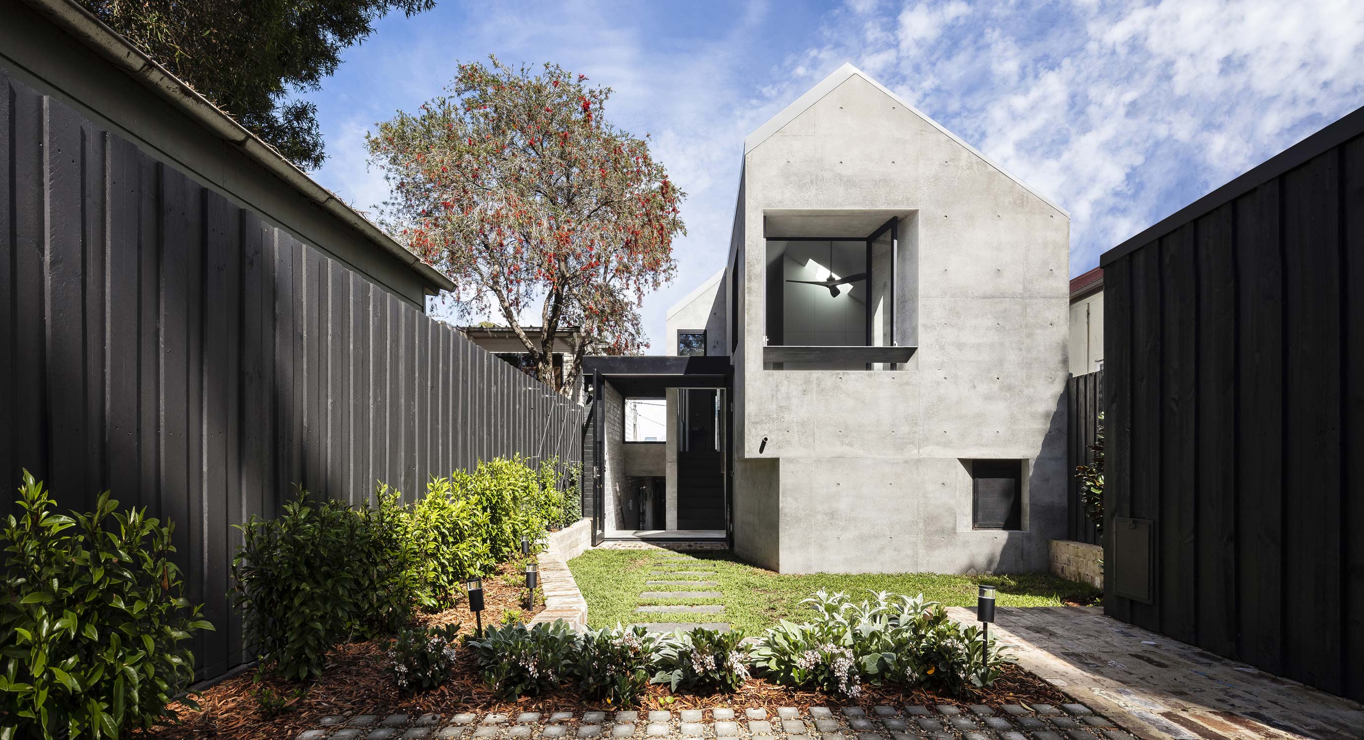 Balmain Rock House Connects Distant Times With Material