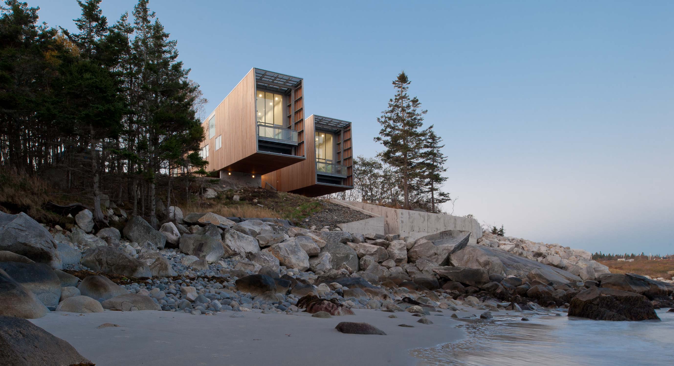 Two Hulls House: Reacting to context
