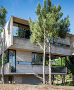 House in the Trees: Minimal footprint on surroundings