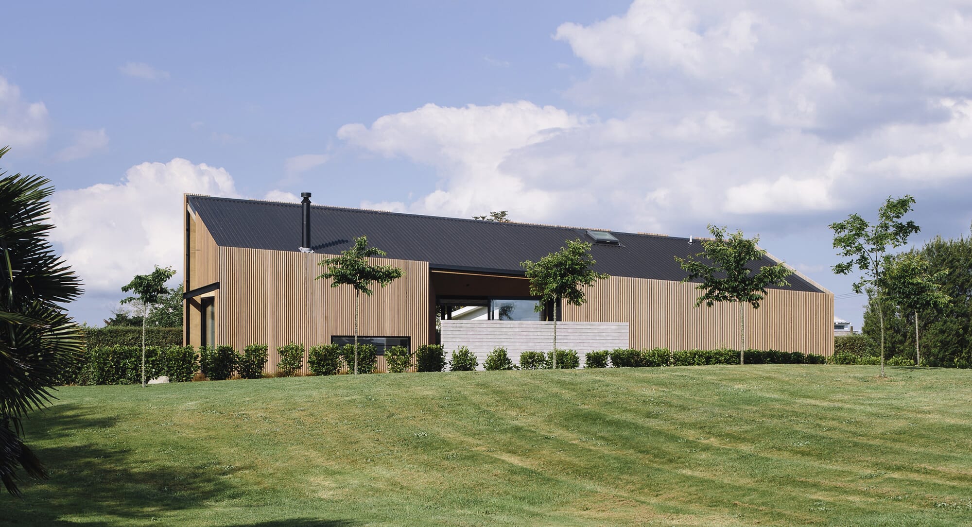 River Retreat House: Disguised in nature