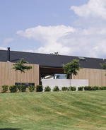 River Retreat House: Disguised in nature