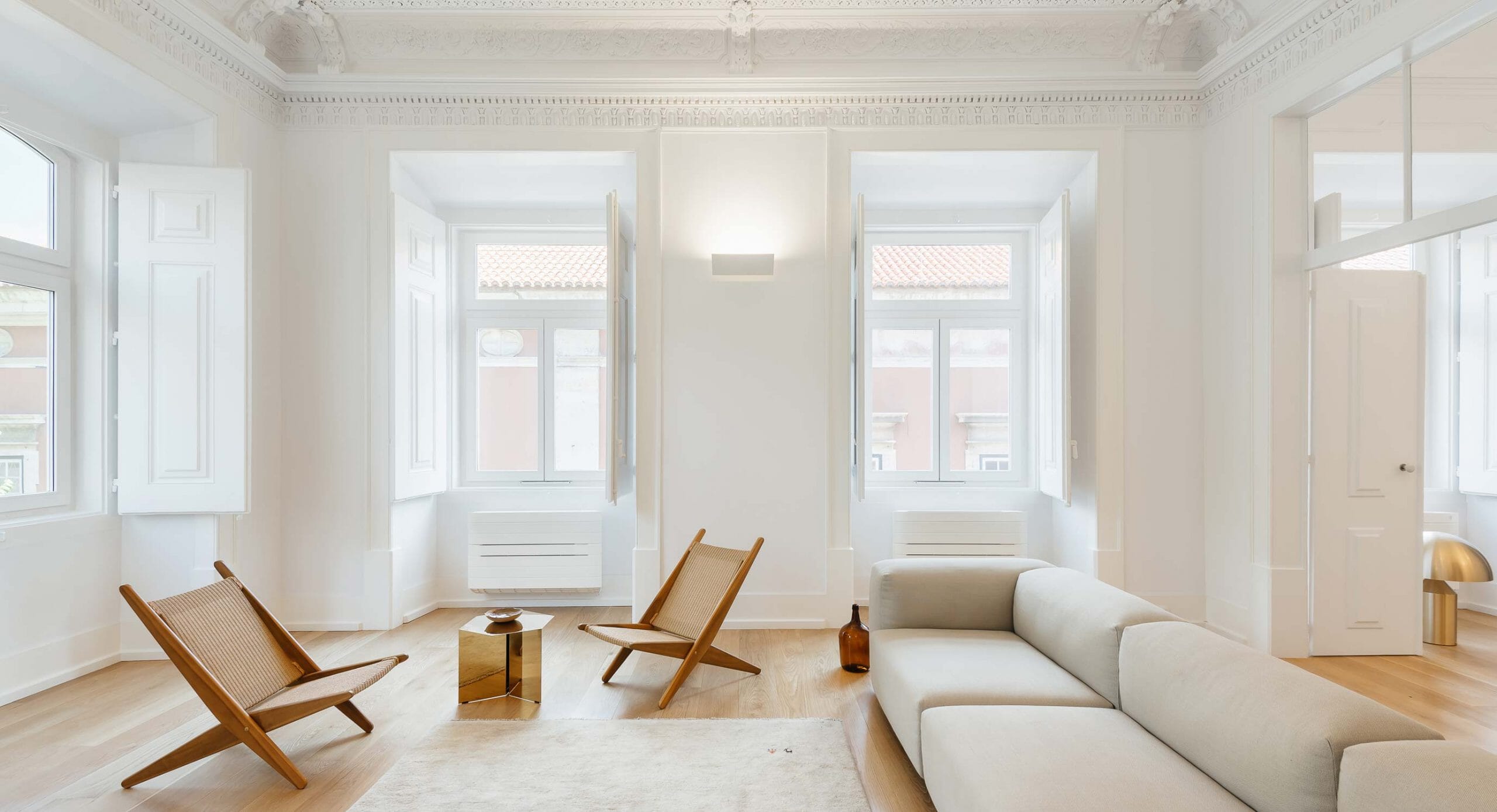 Largo do Carmo Apartment: Masterfully minimal interior design