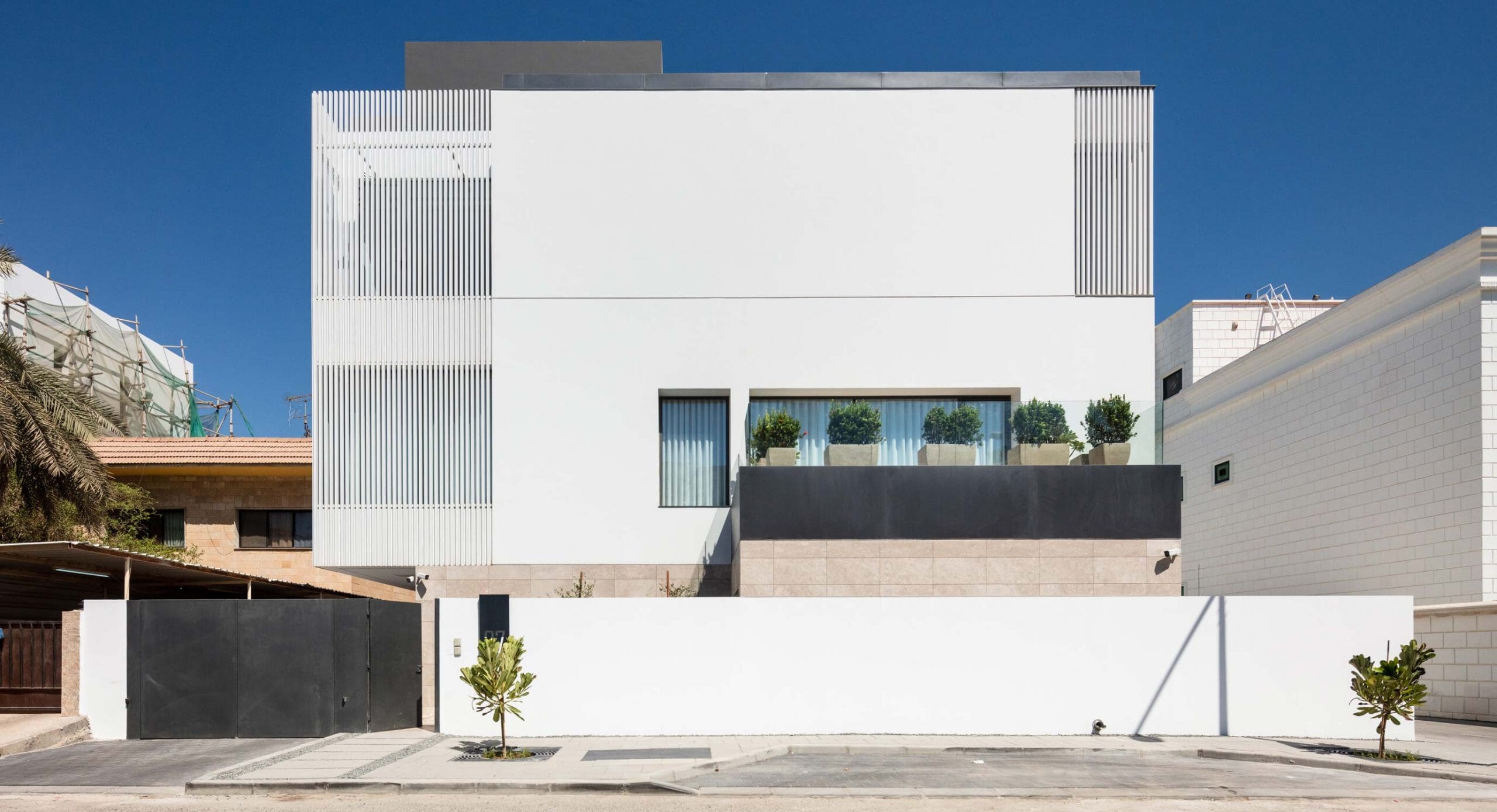 House in Mishref: Natural light and privacy