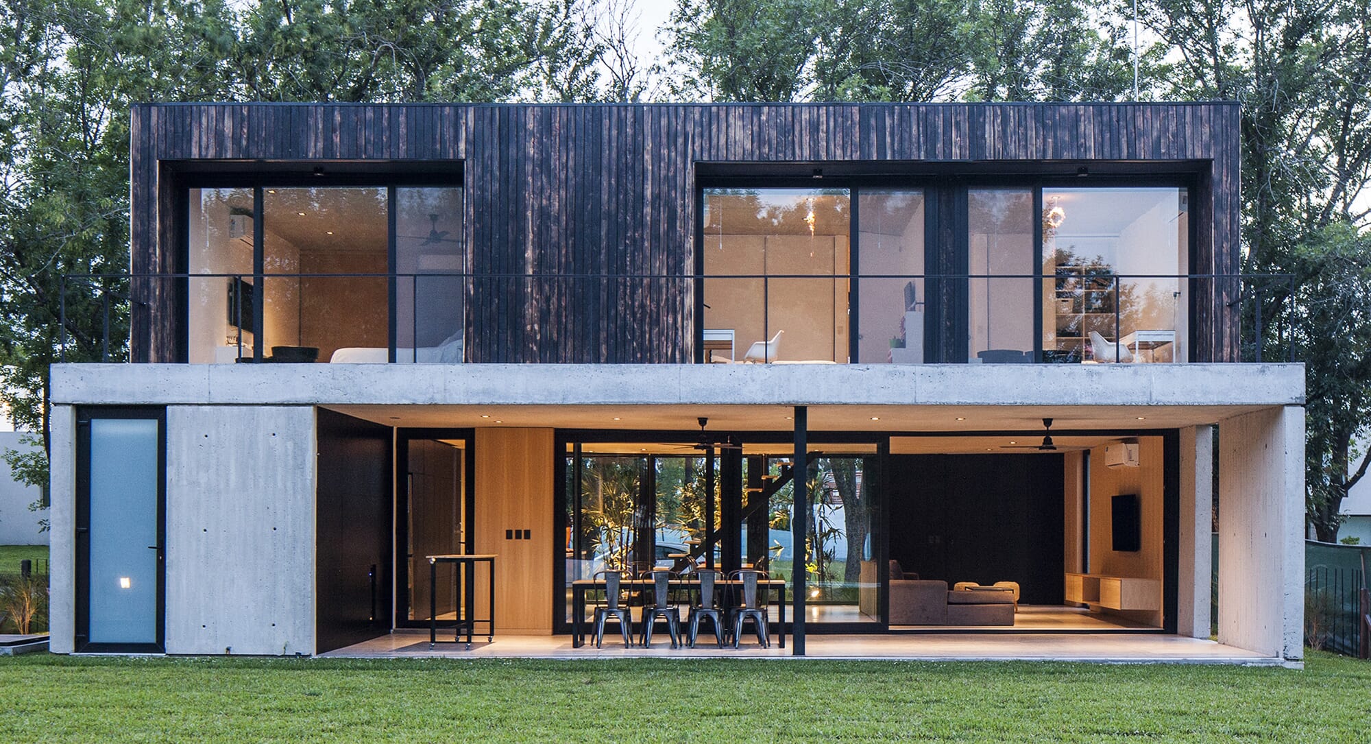 Black House: A modern home made of contrasts