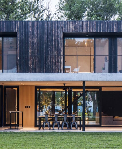 Black House: A modern home made of contrasts
