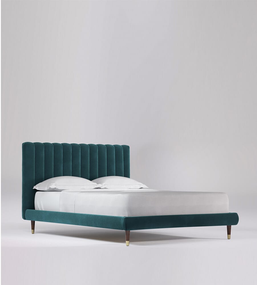 https://images.opumo.com/wordpress/wp-content/uploads/2021/06/opumo_0001_Porlock_Bed_Easyvelvet_Kingfisher_Darkbrass_Mobile.jpg