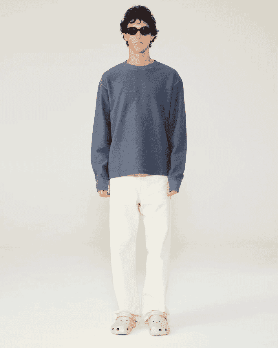Neutrale Grey Sweatshirt White Trousers white cro