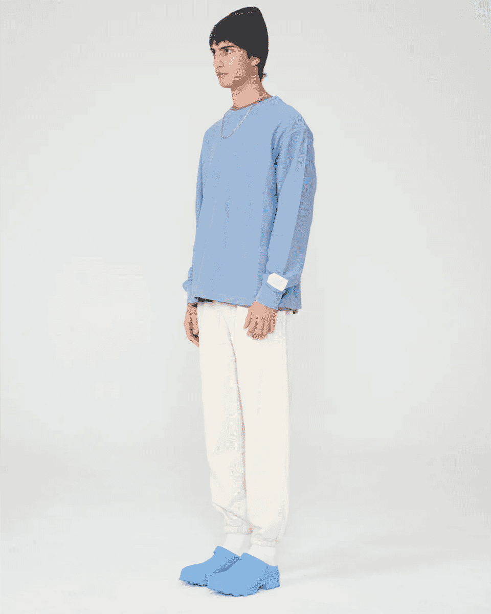 Neutrale Blue Sweatshirt White Trousers Blue crocs