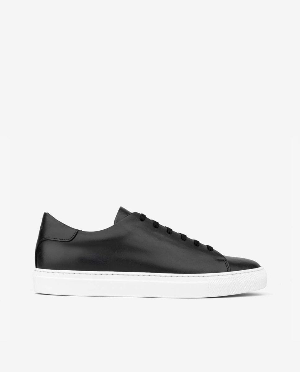 All black hot sale white sneakers