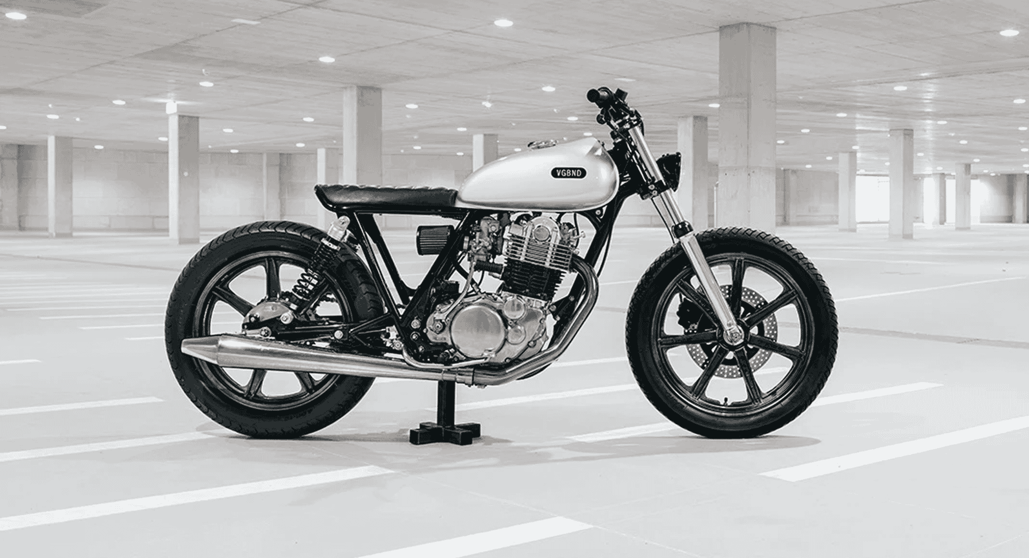 Lean, mean Yamaha SR500: minimal magic by Vagabund