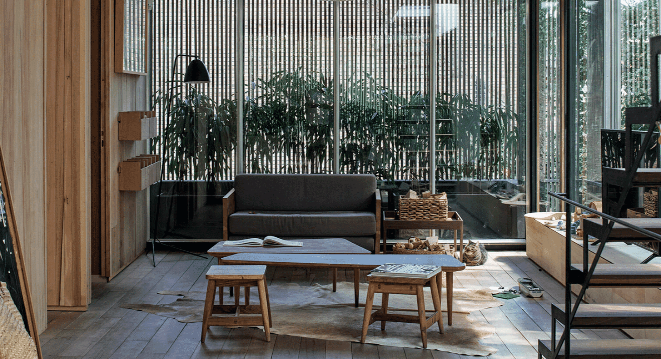 Minimalist garden home in a maximum city: Mendoza House by La Base