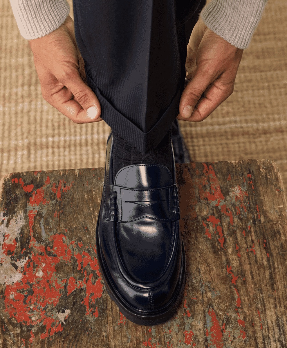 
Our Dark blue smooth abraded bull leather Flautée penny loafers - Picture 8 - Velasca
Penny Loafers
Flautée
Smooth abraded bull leather