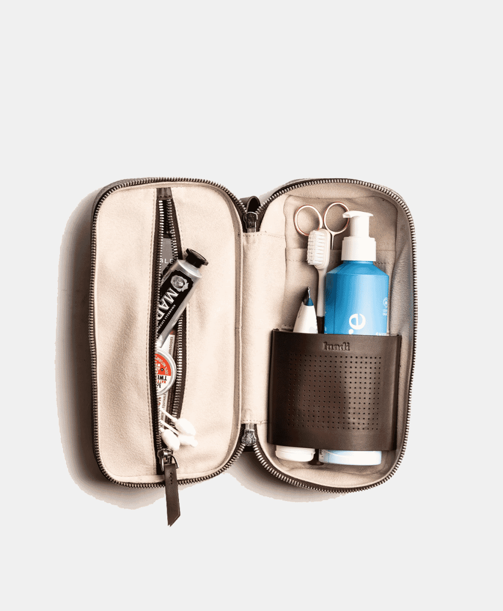 TOILETRY BAG wash bag
CLARA | Chestnut full-grain leather lundi