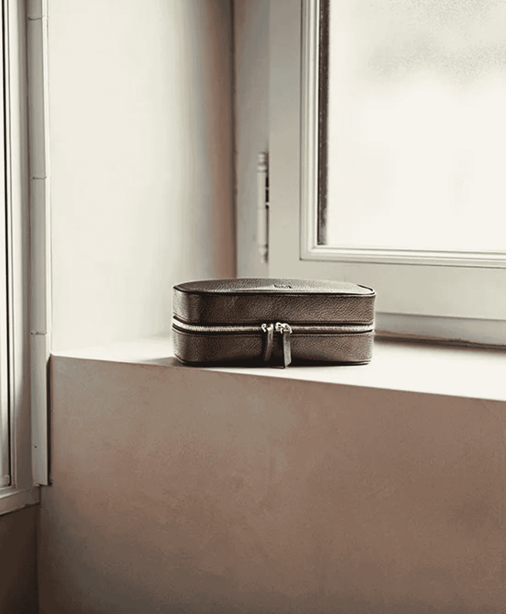 TOILETRY BAG wash bag
CLARA | Chestnut full-grain leather lundi