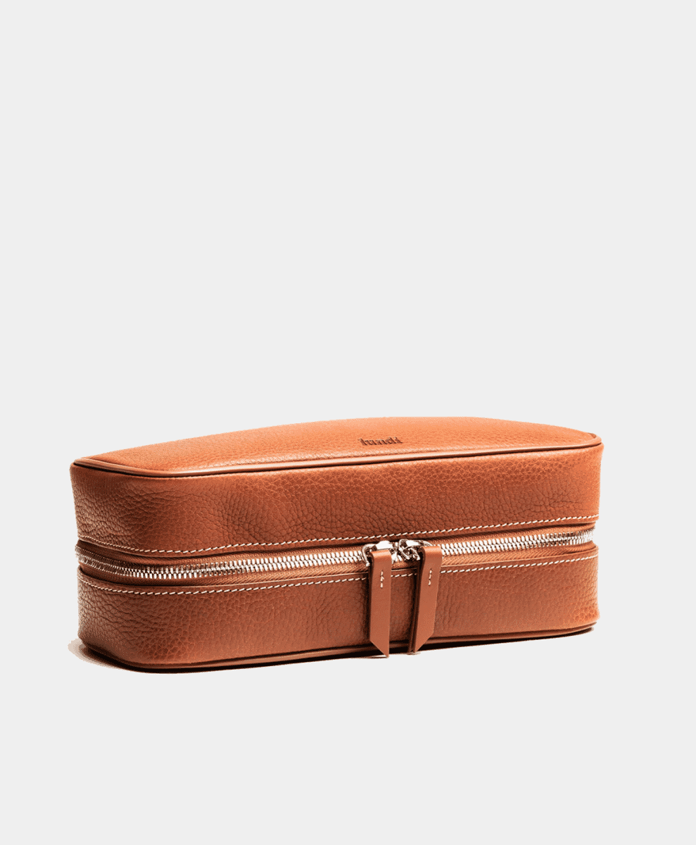 lundi Leather Toiletry Bag
CLARA - COGNAC