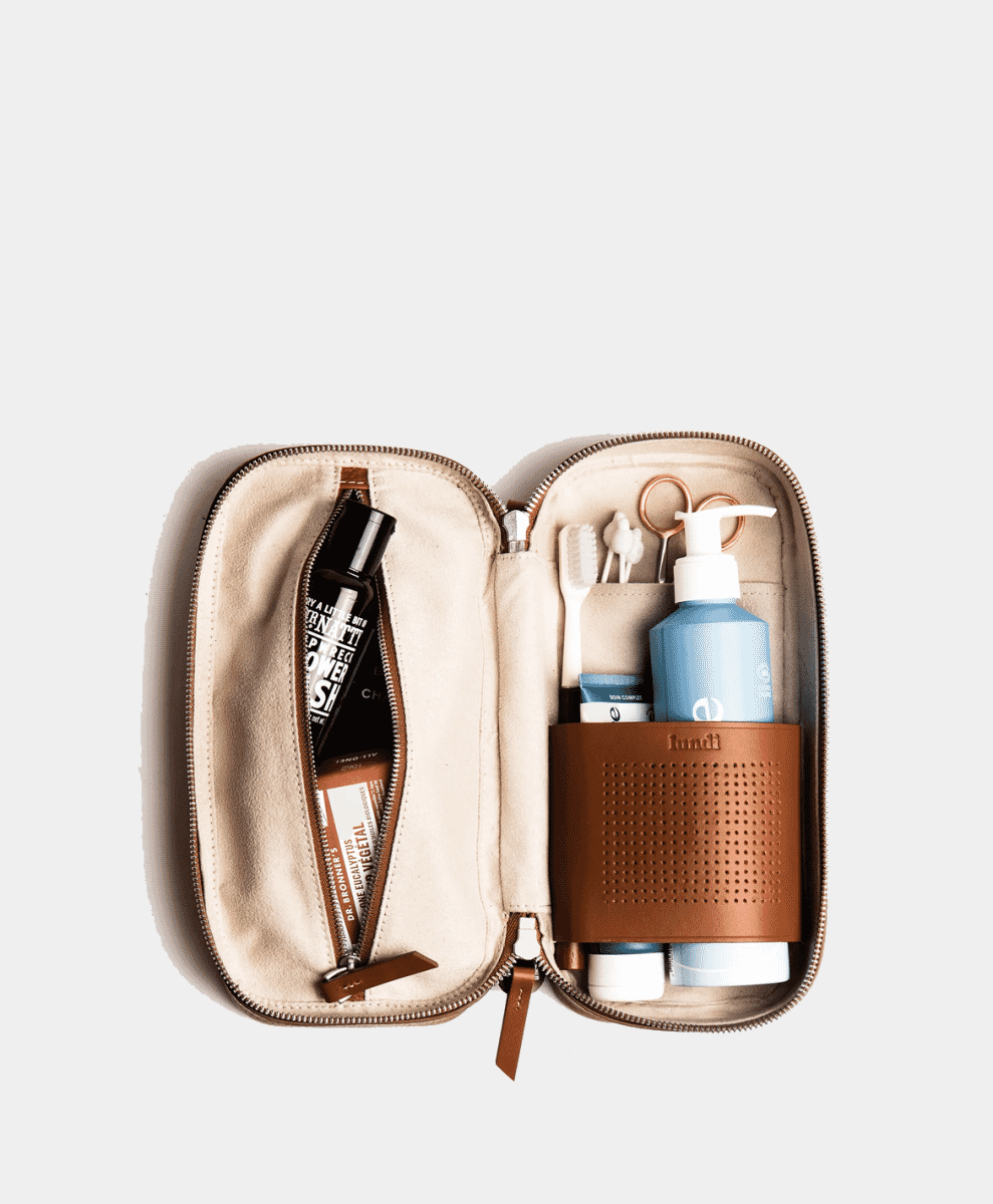 lundi Leather Toiletry Bag
CLARA - COGNAC