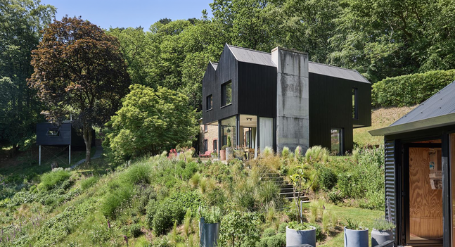 A Dance of Old and New: Folly Cottage by Invisible Studio